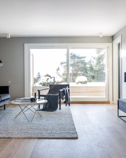 Stue med lyst tregulv og malte flater, utført av Lomundal.