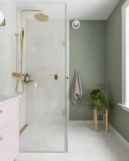 Lyst bad med marmor og messing, utført av Lomundal.