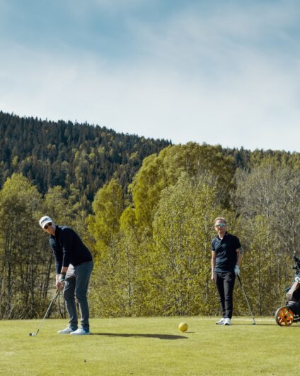 Amund og Simen spiller golf og jobber hos Lomundal.