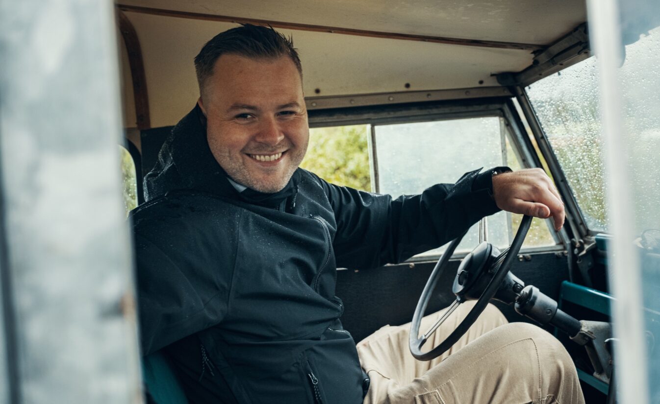 Bjørnar Lomundal er grunnlegger av Lomundal Bygg. Her kjører han veteranbilen sin.