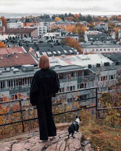Ingrid og hund ser på utsikt over Oslo. Ingrid jobber som markedskoordinator hos Lomundal.