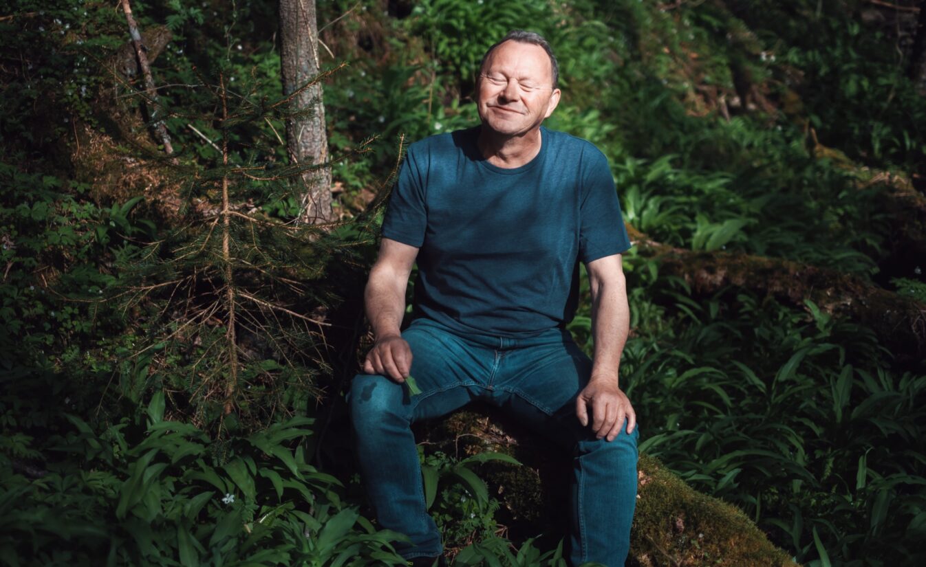 Karl jobber som faglig leder og prosjektleder for Lomundal. Her sitter han i skogen på fritiden sin og liker å plukke sopp.