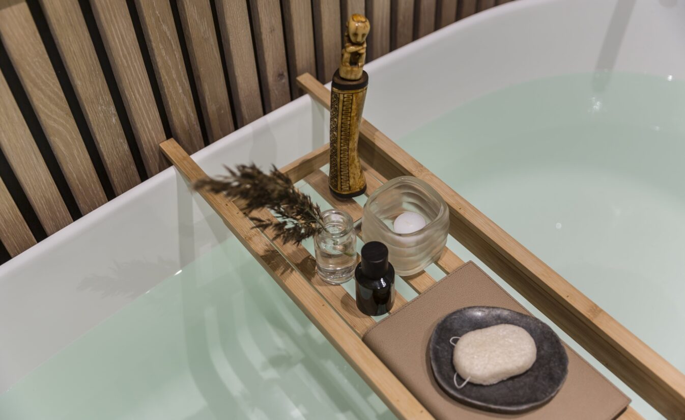 Detaljbilde av badekar med spilevegg, utført av Lomundal.
