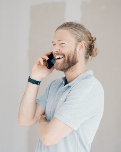 Nikolai er prosjektleder hos Lomundal. Her prater han i telefonen med en kunde.
