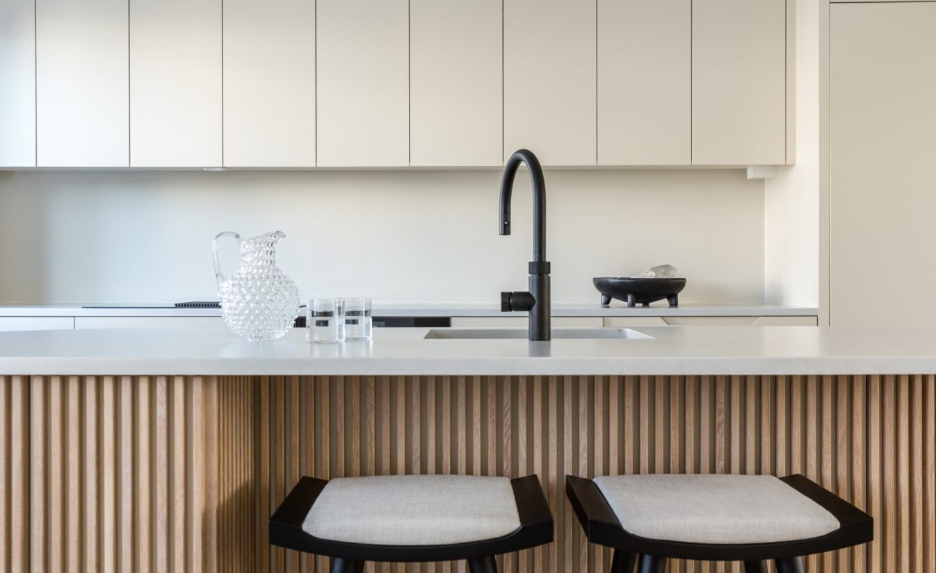 Bilde av kjøkkenet til Camilla Pihl. Kjøkkenet er spesialbygd av møbelsnekker med kjøkkenøy med spiler. Totalrenovert av Lomundal.