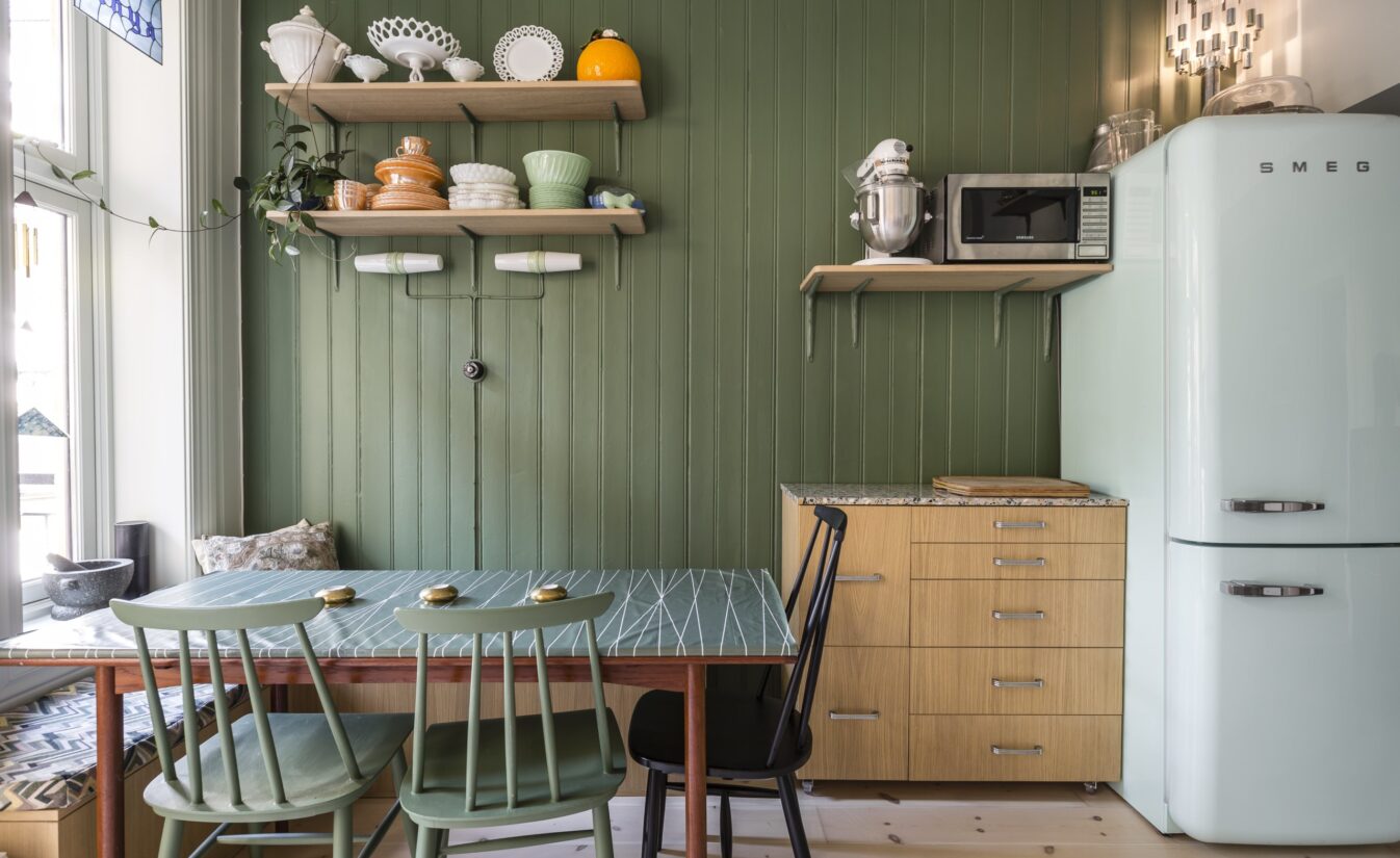 Retro kjøkken med grønne vegger, møblement i eik og kjøleskap fra Smeg, utført av Lomundal.