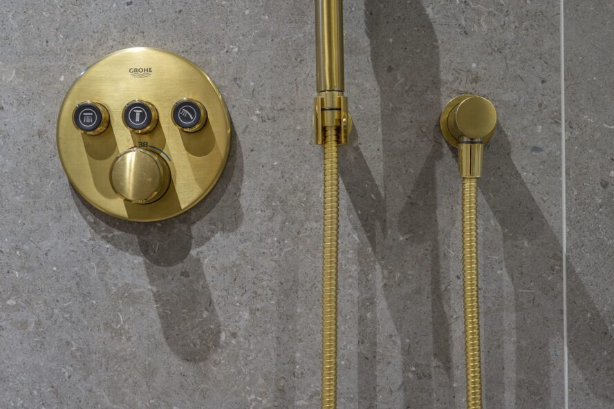 Steam-dusjen på badet til Camilla Pihl har detaljer i messing, utført av Lomundal.