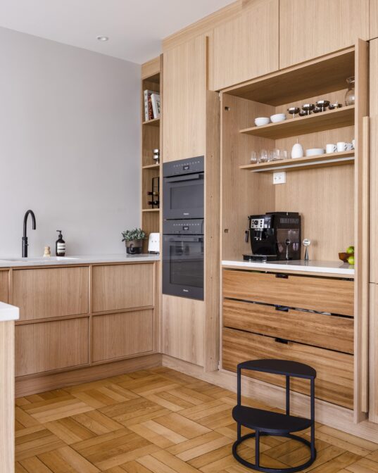 Skreddersydd kjøkkeninnredning bygget av Oak&Kitchen for kunde av Lomundal med hvitevarer fra Miele.