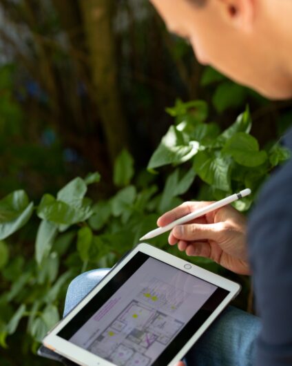 Håkon er prosjektleder hos Lomundal. Her arbeider han med en plantegning på iPad.