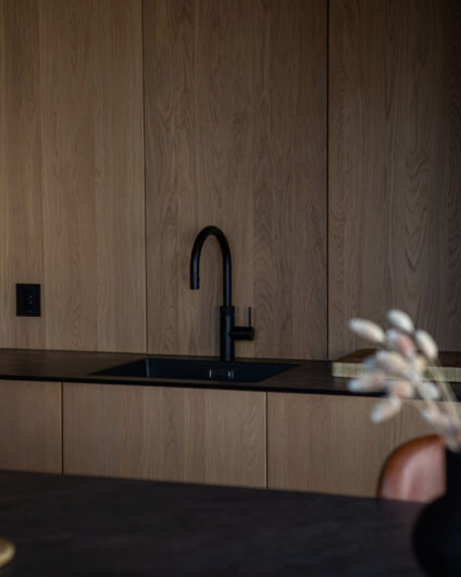 Detaljbilde fra kjøkken av Drømmekjøkkenet i eik med armatur fra Quooker i sort.