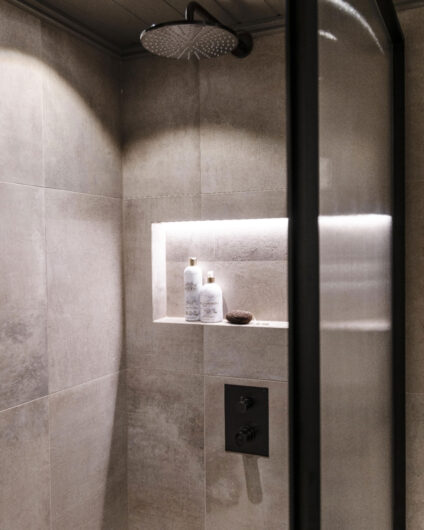 Moderne bad med varmgrå fliser, spesialbygget hyllenisje i dusj med innebygde armaturer. Utført av Lomundal.