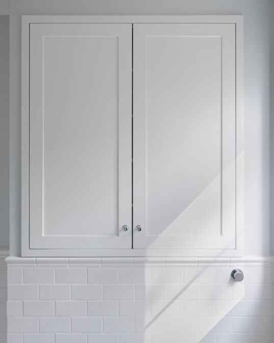 Innebygd skap over toalett for ekstra skapplass i klassisk stil. Utført av Lomundal.