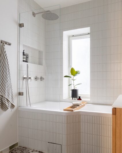 Bad med marmor flis på gulv, hvit kitkat flis på vegg, innebygd badekar. Utført av Lomundal.